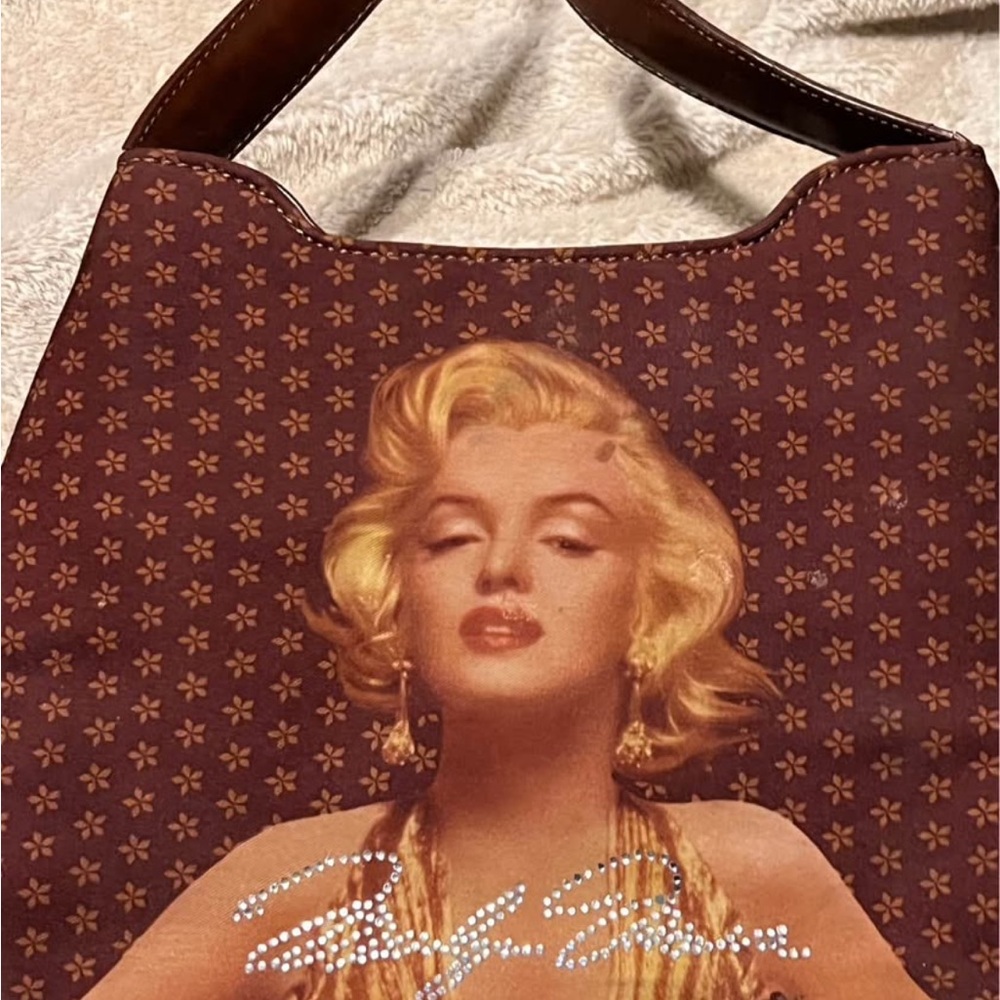 Elegant Brown Shoulder Bag with Iconic Print